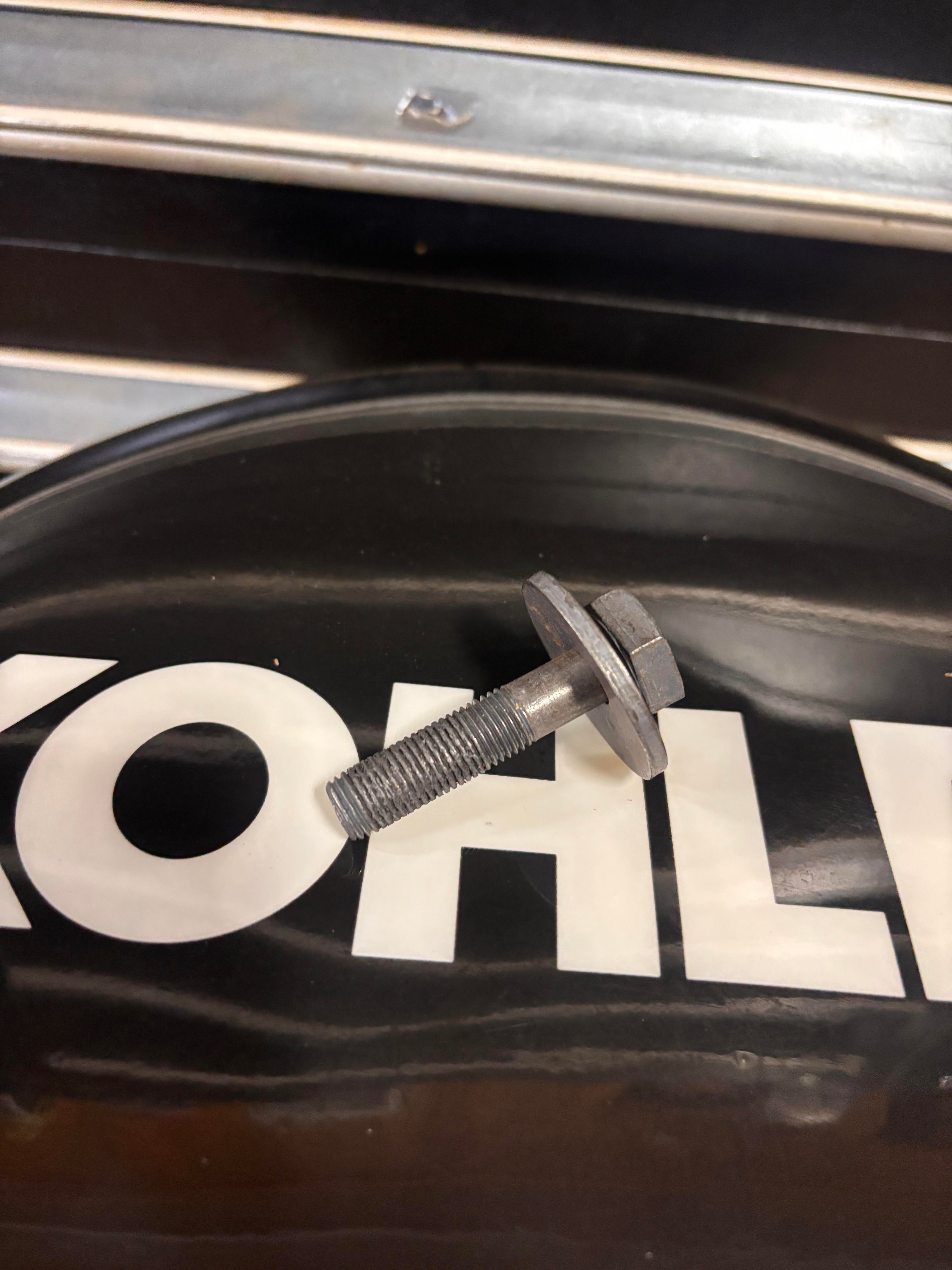 116-0005- Blade Bolt